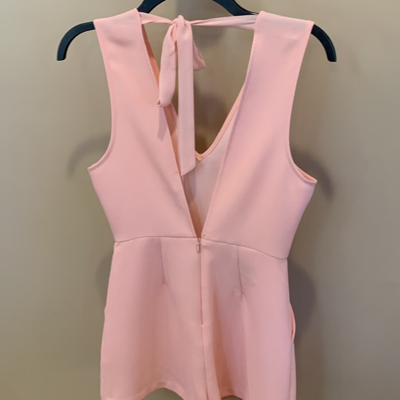 BCBGeneraton  brand new peach short romper satin tie low back  size 0 new - Picture 3 of 6